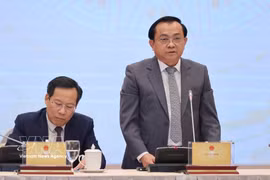 Le vice-ministre des Finances, Le Tan Can, s'exprime à la conférence de presse périodique du gouvernement, le 4 mai à Hanoï. Photo: VNA