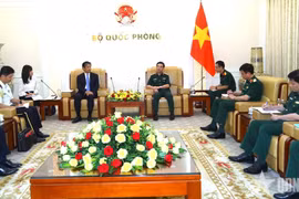 Le général d’armée Phan Van Giang (droite) reçoit l'ambassadeur du Japon au Vietnam, Ito Naoki, le 8 juillet à Hanoï. Photo: qdnd.vn