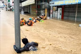 Des forces évacuent des habitants de Khanh Hoa. Photo : VNA