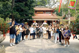 Des touristes étrangers visitent un site touristique à Phu Tho. Photo: VNA