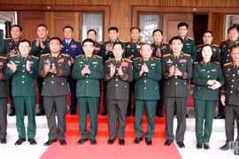 Les membres des délégations des ministères vietnamien et lao de la Défense. Photo: VNA