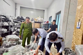 Plus de 23 400 infractions liées aux contrefaçons sont traitées en 2025. Photo: nhandan.vn