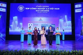 Des entreprises technologiques sont récompensées lors de la quatrième cérémonie des Vietnam Industry 4.0 Top Awards. Photo : nhandan.vn