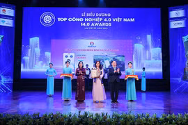 Des entreprises technologiques sont récompensées lors de la quatrième cérémonie des Vietnam Industry 4.0 Top Awards. Photo : nhandan.vn