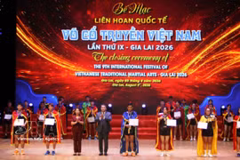 Remise des prix lors de la cérémonie de clôture du 9e Festival international des arts martiaux traditionnels à Gia Lai. Photo: VNA