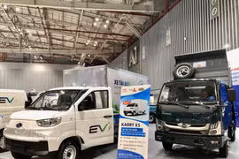 Le Vietnam prolonge officiellement l’application d’un taux de 0 % pour les frais d’immatriculation des voitures électriques à batterie, et ce jusqu’au 31 décembre 2030. Photo: VNA