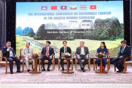 Des délégués partagent leurs expériences en matière de développement du tourisme durable. Photo : VNA
