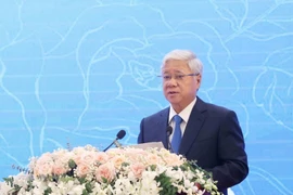 Le président du Comité central du Front de la Patrie du Vietnam, Dô Van Chiên, adresse une lettre de félicitations à Sinlavong Khoutphaythoune, président du Comité central du Front lao pour l’édification nationale (FLEN). Photo: VNA