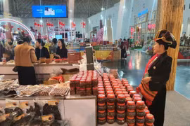 Le stand présente des spécialités de la province de Dien Bien. Photo: VNA