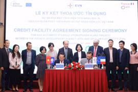 Cérémonie de signature de l'accord de prêt entre EVN et AFD. Photo: VNA