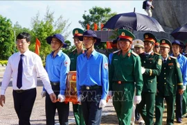 Cérémonie de commémoration et d'inhumation des restes de soldats au cimetière des martyrs de Tam Nông. Photo: VNA