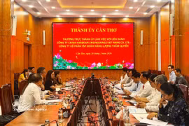 Séance de travail entre les autorités de Can Tho et les représentants du consortium formé par la société China Harbour Engineering (Vietnam) et la société par actions Shenzhen Energy Group. Photo: VNA