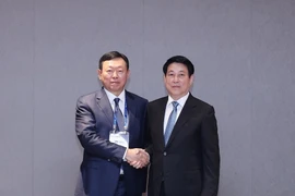 Le président vietnamien Luong Cuong (droite) reçoit le président du groupe Lotte, Shin Dong-bin. Photo: VNA