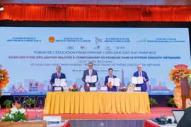 Signature d'une Déclaration relative à l'enseignement du français dans le système éducatif vietnamien, le 28 mai à l'ICISE. Photo : CVN/VNA