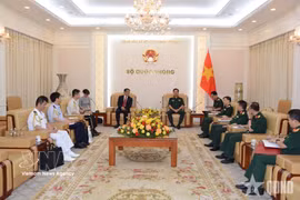 Le général de corps d’armée Nguyen Truong Thang, vice-ministre de la Défense, reçoit l’ambassadeur du Japon au Vietnam, Ito Naoki (à gauche), le 28 mai à Hanoï. Photo: VNA