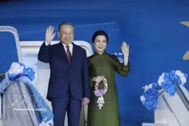 Le secrétaire général du Parti et président de la République, To Lam, son épouse Ngo Phuong Ly, quittent Bangkok pour se rendre à Singapour. Photo: VNA