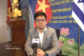 Le chargé d’affaires de l’ambassade du Vietnam en Israël, Nghiem Xuan Hai Dang, répond à une interview de l'Agence vietnamienne d'information. Photo: VNA