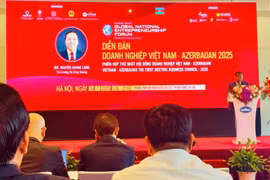 Le vice-ministre vietnamien de l'Industrie et du Commerce, Nguyen Hoang Long, s'exprime au Forum. Photo: VNA