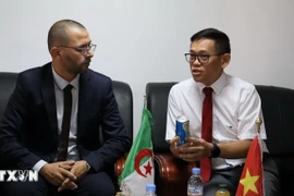 L’ambassadeur du Vietnam en Algérie, Trân Quôc Khanh (droite), et Abdelkader Toumi, président de la Chambre de commerce et d'industrie de la province de Batna. Photo: VNA