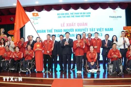 Le vice-Premier ministre Mai Van Chinh, des représentants des ministères, départements et agences du gouvernement et de Hô Chi Minh-Ville, ainsi que des sportifs lors de la cérémonie de départ. Photo : VNA