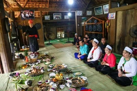 Cérémonie de culte du dieu de la cuisine chez les Muong. Photo : VNA