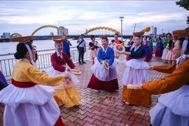 Des artistes sud-coréens échangent avec les habitants et les touristes de Da Nang. Photo : VNA