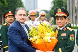 Le général Phan Van Giang, ministre vietnamien de la Défense, (droite) et le ministre de l'Industrie de la défense de la République d'Azerbaïdjan, Vugar Mustafayev. Photo: VNA