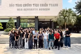 Des étudiants singapouriens visitent le Musée des vestiges de la guerre du Vietnam. Photo : VNA