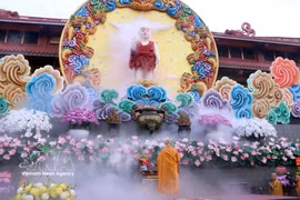 Le vénérable Thich Tri Quang, patriarche suprême du Sangha bouddhiste du Vietnam, offre de l'encens devant la statue du Bouddha. Photo : VNA