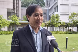 Vu Minh Khuong, de l’École de politique publique Lee Kuan Yew, répond à une interview de l'Agence vietnamienne d'information. Photo: VNA