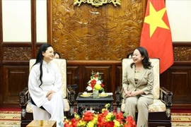 La vice-présidente Vo Thi Anh Xuân (droite) reçoit Mme Amanda Nguyen. Photo: VNA