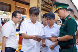 Le vice-président du Comité populaire provincial de Quang Ngai, Do Tam Hien (deuxième, gauche), inspecte les travaux de prévention et de contrôle de la pêche INN au port de pêche de My A, dans le quartier de Tra Cau. Photo : VNA