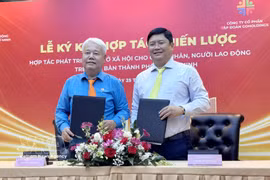 Cérémonie de signature du protocole d’accord de coopération portant sur la mise en œuvre d’un projet de logements destinés aux travailleurs et aux ouvriers de Hô Chi Minh-Ville. Photo: VNA