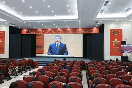 Le Minh Hung, membre du Bureau politique, secrétaire du Comité central et chef de la Commission d’organisation du Comité central, s'exprime à la conférence. Photo: VNA