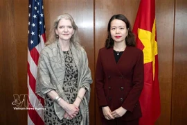 La vice-ministre vietnamienne des Affaires étrangères Nguyen Minh Hang (droite) et la sous-secrétaire d’État américaine Allison Hooker. Photo: VNA