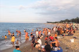 De nombreux habitants et touristes se rendent sur la plage de Thuan An à Hue pour se détendre et se baigner. Photo : VNA 