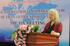 Mme Rosemarie Mizo, présidente du Comité international et du Comité national allemand du Village de l’Amitié, s'exprime lors de la cérémonie de signature. Photo: VNA