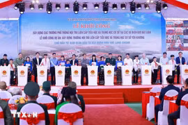 Cérémonie de lancement de la construction simultanée de 72 écoles dans ses zones frontalières. Photo: VNA