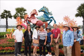 Les touristes visitent la rivière des Parfums à Hue. Photo: VNA