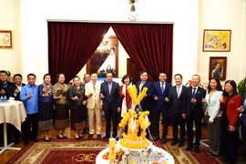 La délégation diplomatique du Vietnam présente ses vœux à l’occasion du Bunpimay, le Nouvel An traditionnel lao. Photo: VNA