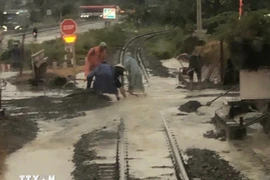 Un tronçon de voie ferrée est inondée dans la zone traversant la commune de Nam Cam Ranh, à Khanh Hoa. Photo : VNA 