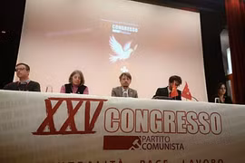 Massimiliano Ay (au centre), secrétaire général du Parti communiste suisse, au congrès du Parti. Photo : VNA