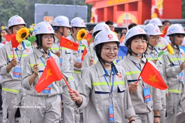 Des travailleurs participent au grand défilé pour la Journée internationale du Travail. Photo: VNA