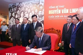 Une exposition retrace la vie et la carrière de l'ancien secrétaire général Nguyên Van Linh