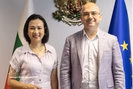 L'ambassadrice du Vietnam en Bulgarie, Nguyen Thi Minh Nguyet, et le ministre bulgare du Tourisme, Ilin Dimitrov. Photo: VNA