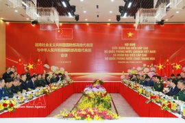 Entretien entre général d’armée Phan Van Giang, ministre de la Défense du Vietnam, et son homologue chinois, le général de corps d'armée Dong Jun. Photo: VNA