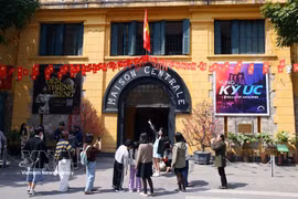La prison de Hoa Lo, haut lieu de mémoire historique, attire de nombreux touristes internationaux au cœur de la capitale. Photo : VNA