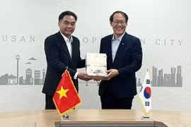 Le vice-président du Comité populaire de Hô Chi Minh-Ville, Nguyen Loc Ha (gauche), offre un souvenir au maire adjoint de la ville de Busan, Lee Jun-seung. Photo: sggp.org.vn.jpg