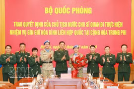 Des délégués à la cérémonie de remise de la décision de nomination au lieutenant-colonel Nguyen Hoang Long (quatrième, droite). Photo : VNA