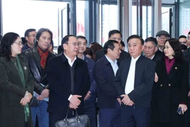 Le permanent du Secrétariat du Comité central du Parti communiste du Vietnam, Tran Cam Tu, examine les préparatifs du 14e Congrès national du Parti. Photo: VNA